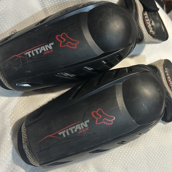 Fox Racing Elbow Protectors Titan Race S/M Motocross Dirt Bike Guards Protection - Picture 5 of 7
